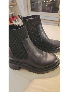 New Womens Sz. 8.5 Chunky Boots with Soft Stretchy Sock & side Zippers